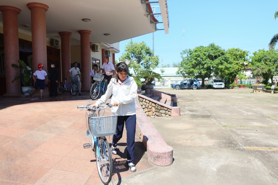 Các em học sinh đón nhận xe đạp mới.