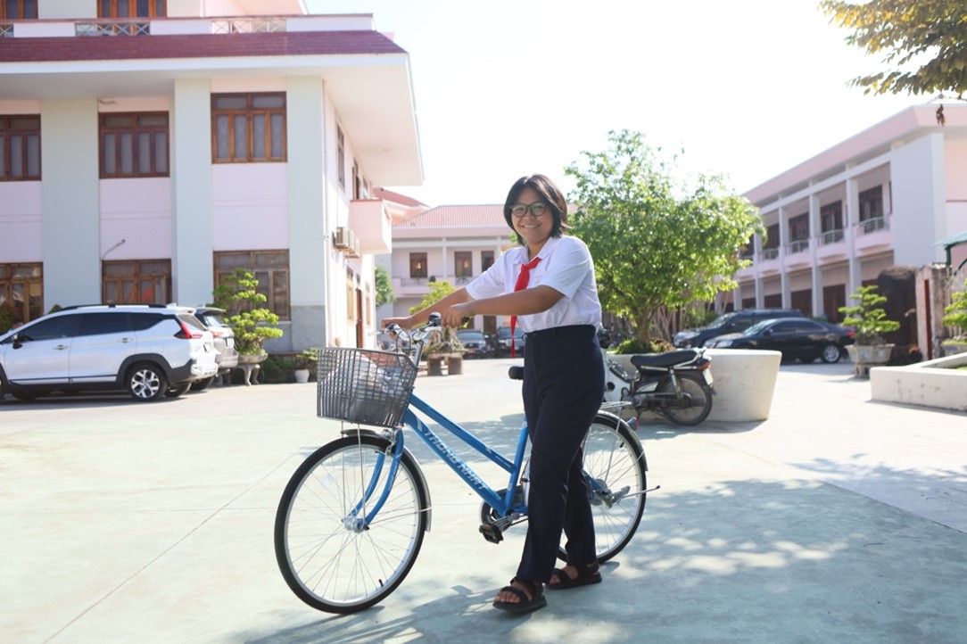 Em Danh Nguyễn Ngọc Hà  – Lớp 7A6, Trường THCS Tuy Phước vui mừng và bày tỏ niềm hạnh phúc khi có xe đạp mới đến trường.