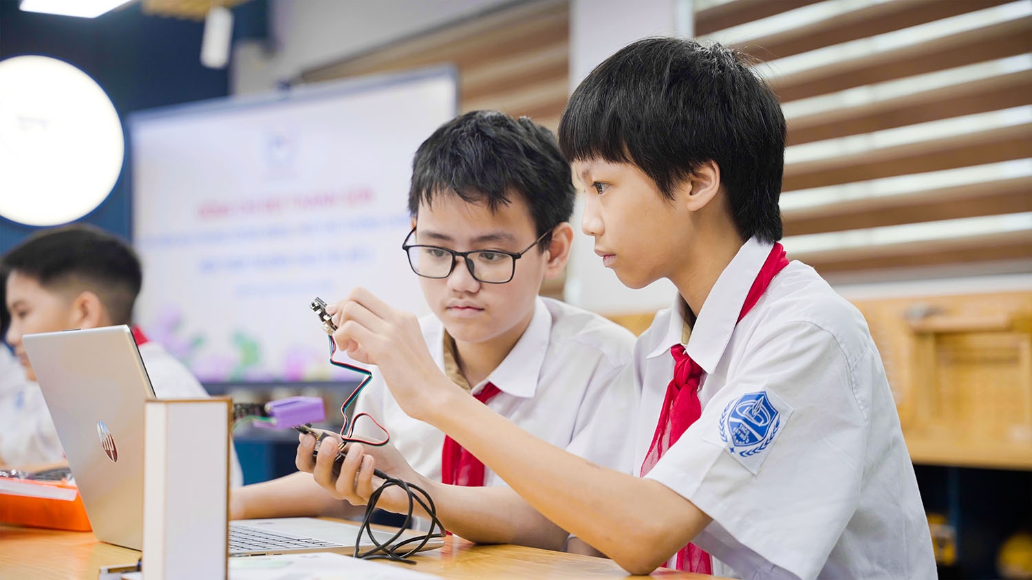Các em học sinh Trường THCS Tây Mỗ thực hành trên các thiết bị của phòng thực hành STEM Innovation Petrovietnam