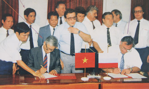 Kỳ họp lần thứ XIV Hội đồng Xí nghiệp Liên doanh Vietsovpetro (ông Đỗ Quang Toàn đứng thứ 2 từ trái sang)