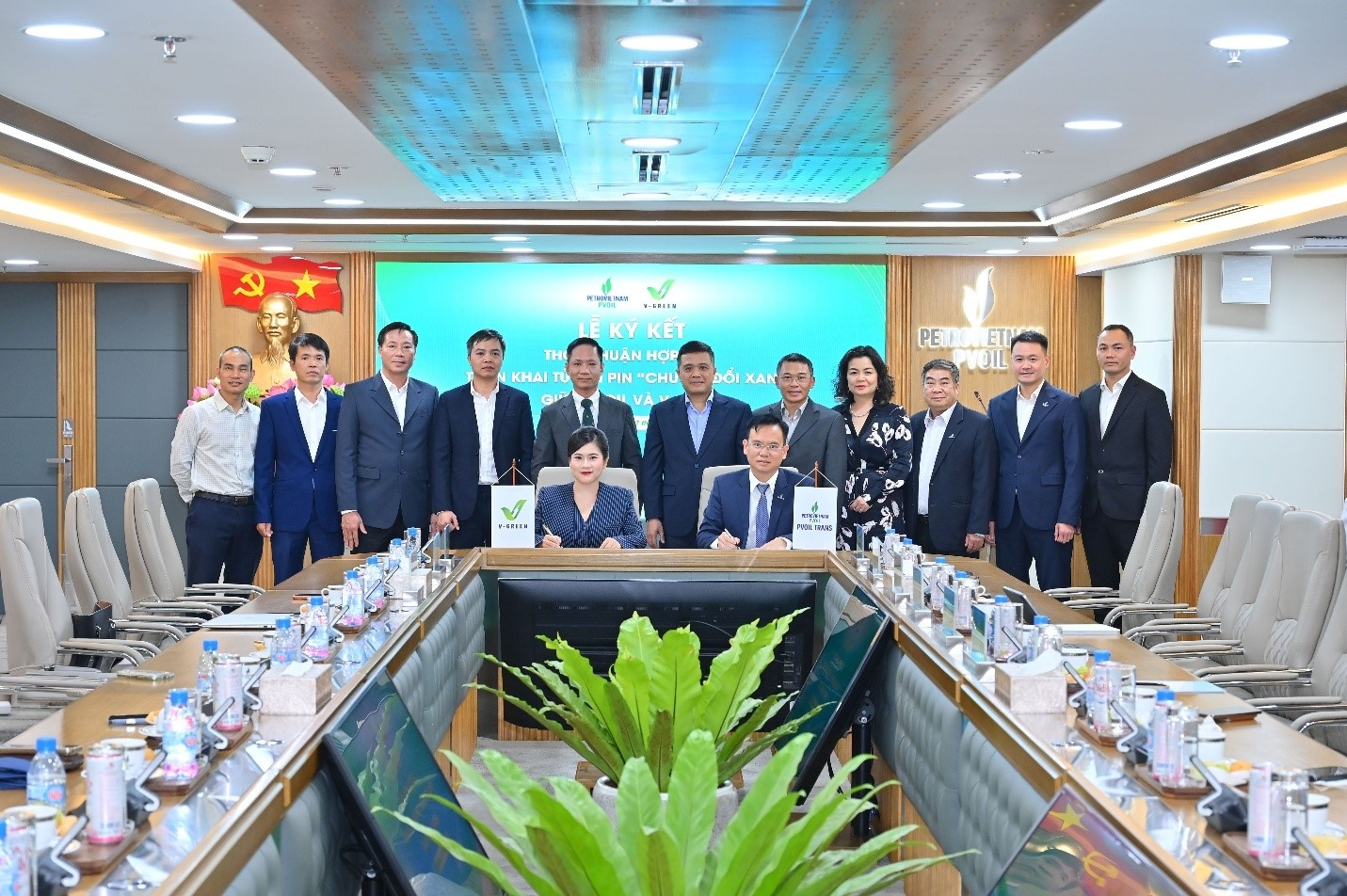 Ông Nguyễn Đăng Trình – Tổng Giám đốc PVOIL, ông Nguyễn Đức Vinh – Phó Tổng Giám đốc Vận hành V-Green cùng đại diện ban lãnh đạo 2 đơn vị chứng kiến việc ký kết Thỏa thuận hợp tác.