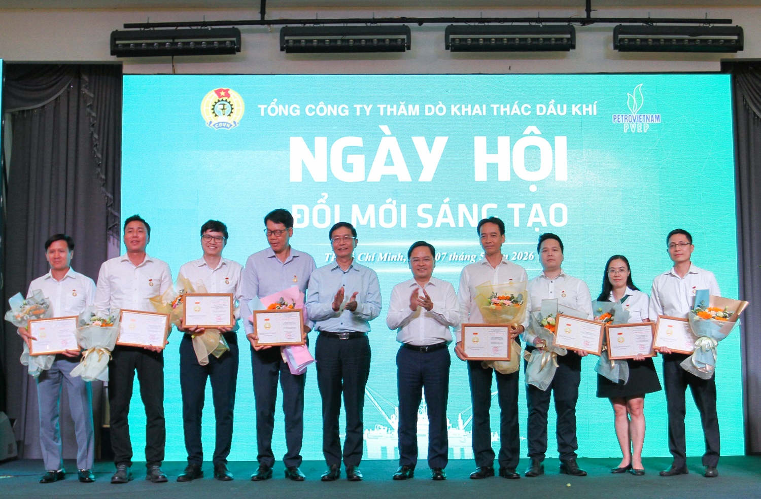 Ông Nguyễn Anh Tuấn - Chủ tịch Tổng Liên đoàn Lao động Việt Nam và ông Trần Quang Dũng - Phó Bí thư Thường trực Đảng ủy Petrovietnam trao Bằng Lao động sáng tạo của Tổng Liên đoàn Lao động Việt Nam cho các cá nhân tiêu biểu trong phong trào thi đua yêu nước.