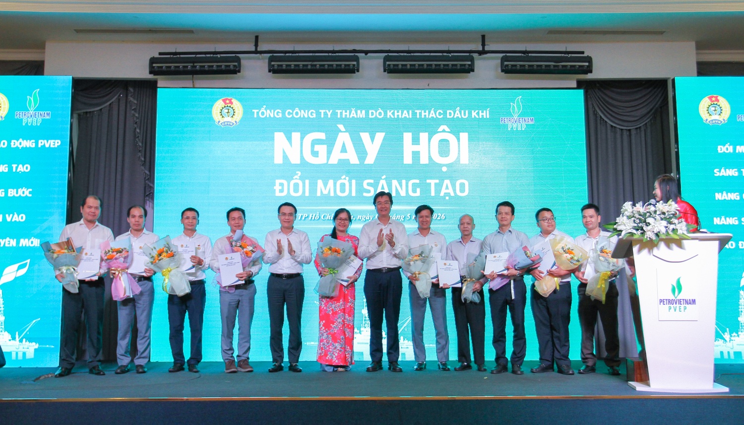Chủ tịch Công đoàn Petrovietnam Nguyễn Mạnh Kha và Chủ tịch HĐTV PVEP Trương Quốc Lâm trao khen thưởng cho các tập thể, cá nhân tiêu biểu của PVEP trong phong trào lao động sáng tạo.