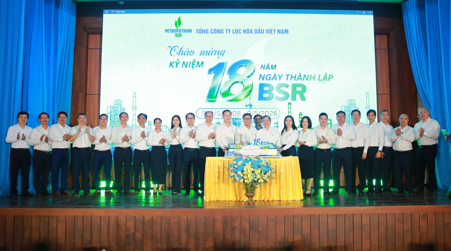 Ban lãnh đạo BSR thực hiện nghi thức kỷ niệm 18 năm thành lập.