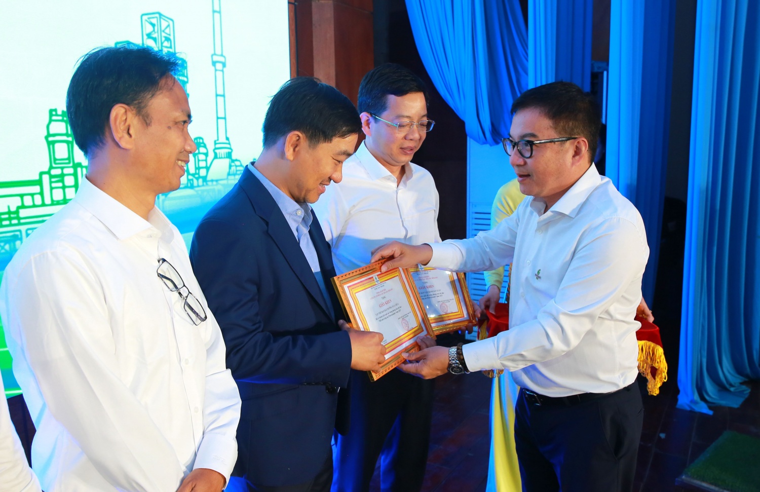 Tổng Giám đốc BSR Nguyễn Việt Thắng trao Giấy khen của và chúc mừng các tập thể tiêu biểu của BSR.