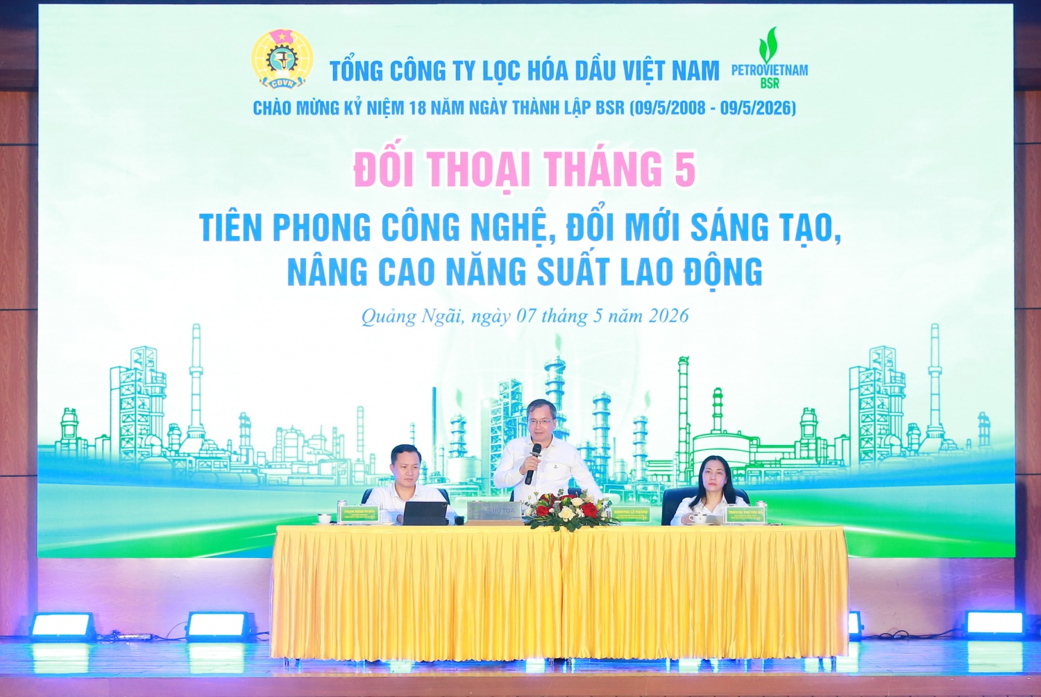 Đoàn Chủ tịch điều hành đối thoại gồm Phó Bí thư Thường trực Đảng ủy, Thành viên HĐQT Khương Lê Thành, Phó Tổng Giám đốc Phạm Minh Nghĩa và Chủ tịch Công đoàn Trương Thị Thu Hà trả lời các câu hỏi của người lao động BSR.