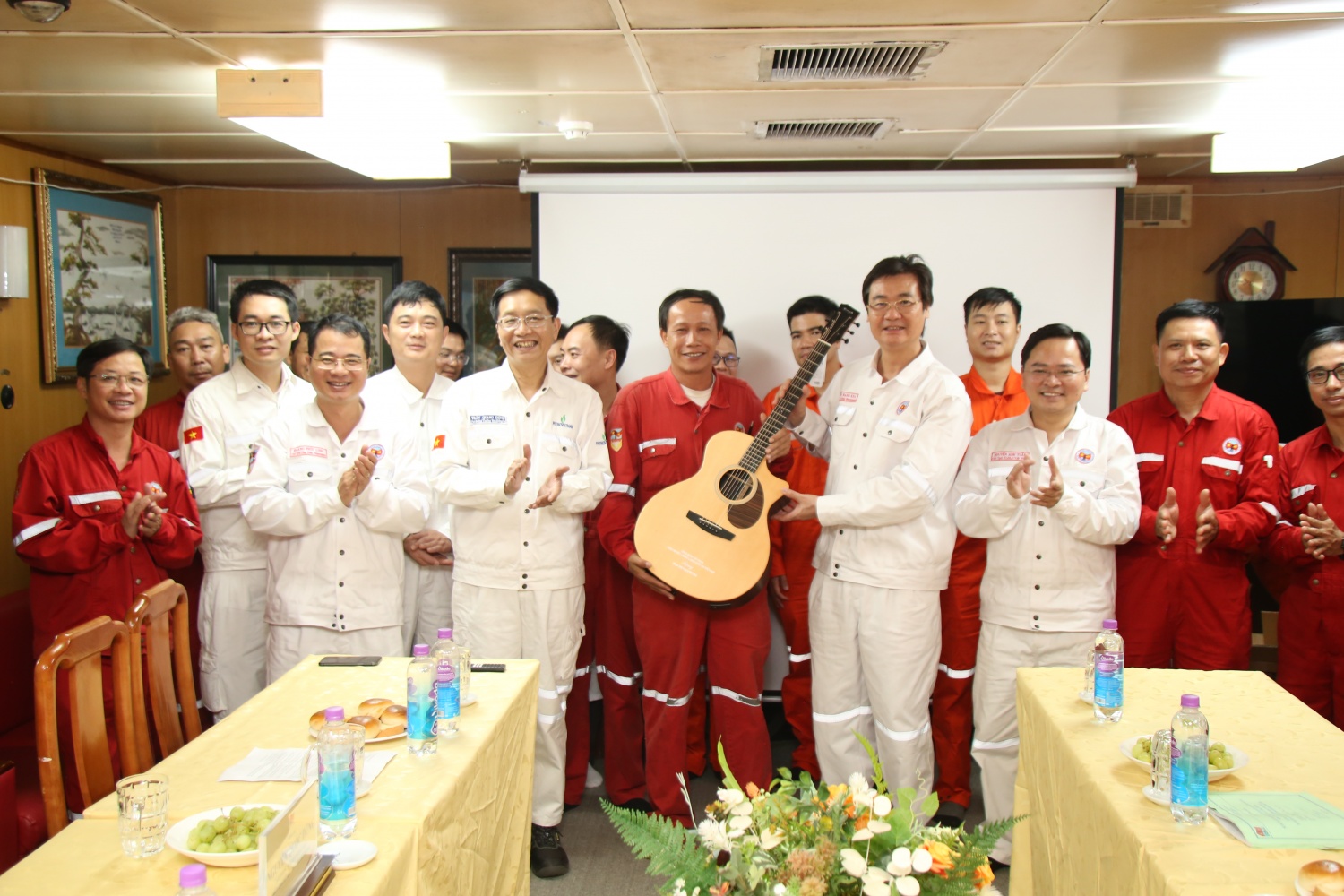 Đồng chí Nguyễn Mạnh Kha tặng quà động viên NLĐ làm việc trên giàn.