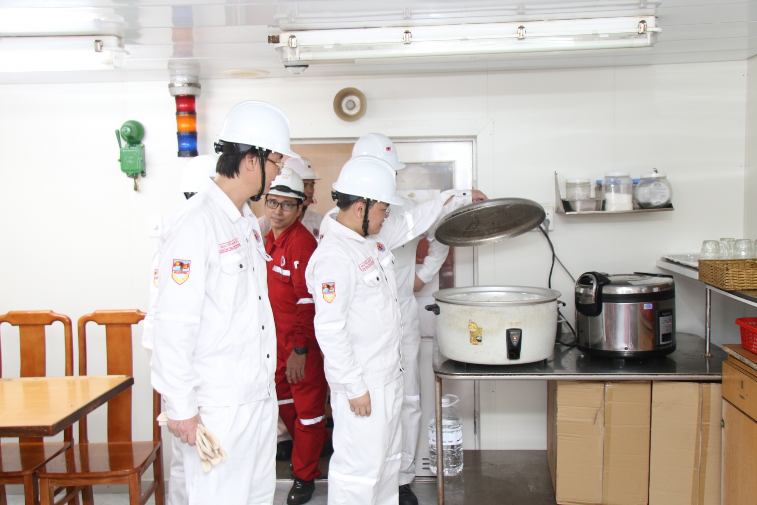 Đoàn công tác thăm điều kiện làm việc, sinh hoạt của NLĐ trên giàn.