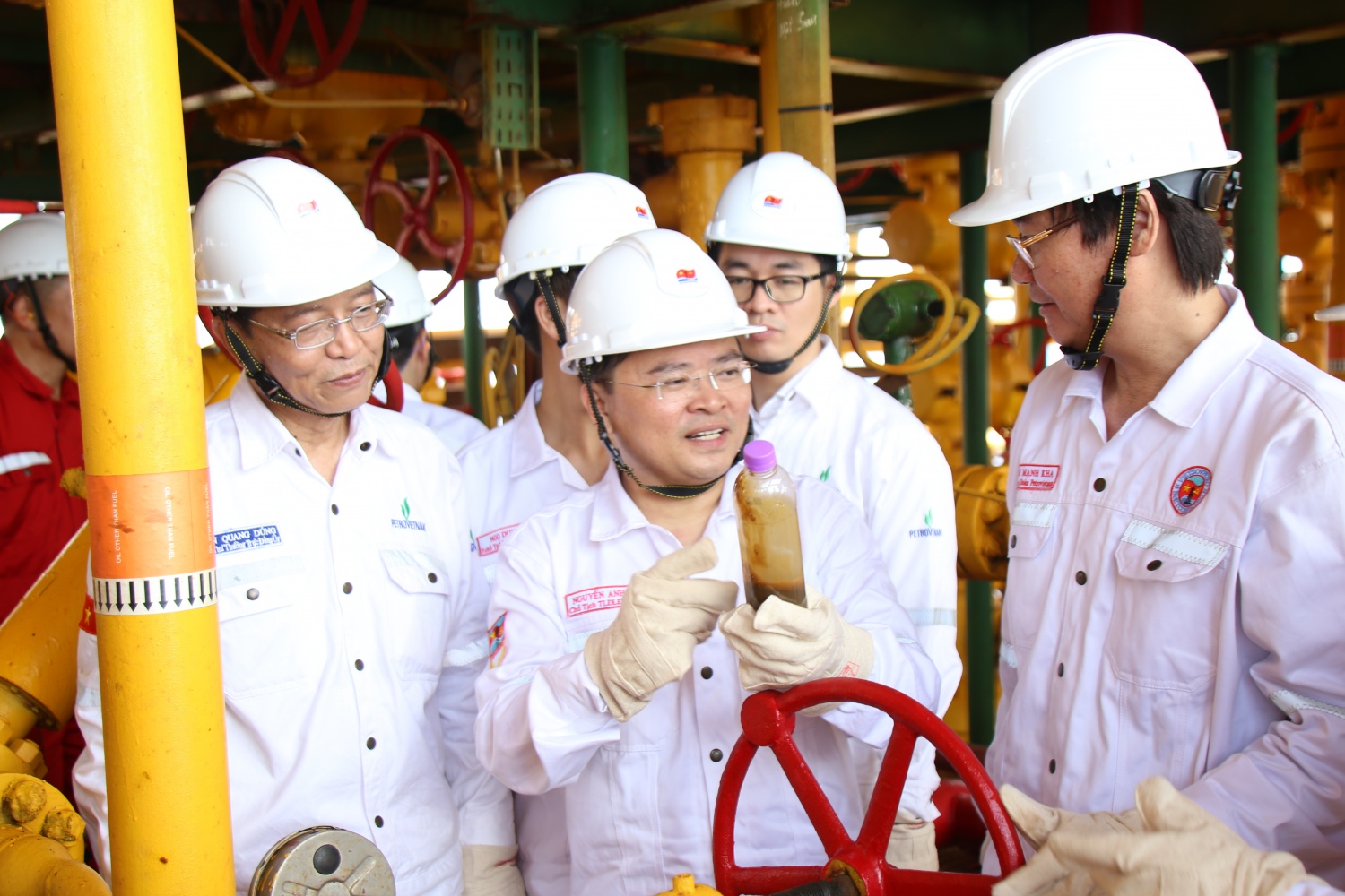 Đồng chí Nguyễn Anh Tuấn tìm hiểu hoạt động trên giàn.