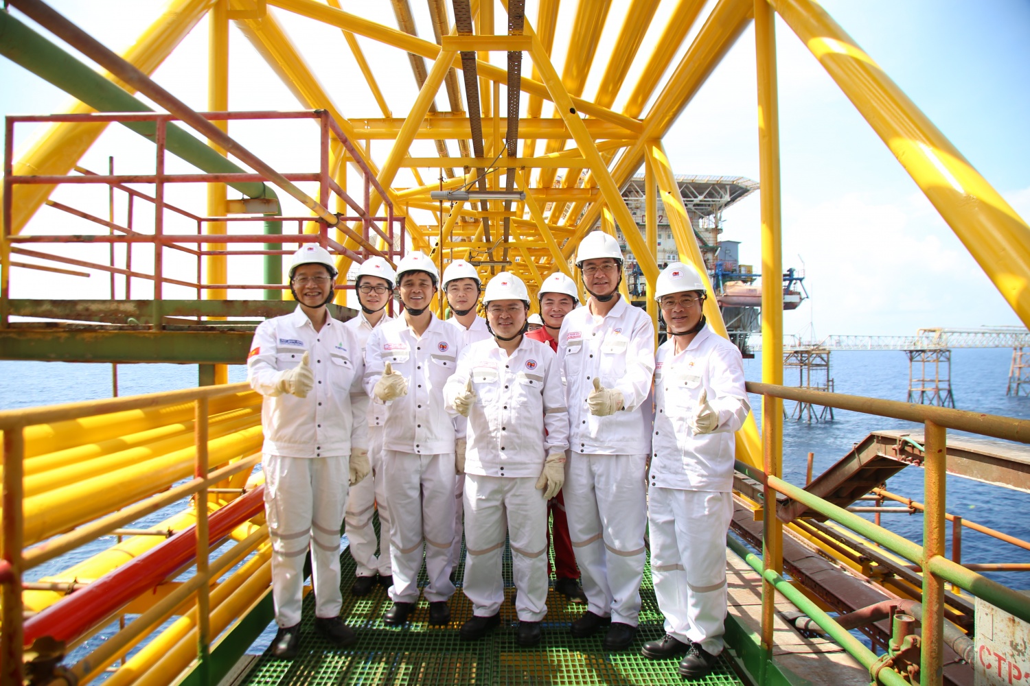 Đoàn đại biểu tham quan cụm giàn của Vietsovpetro.
