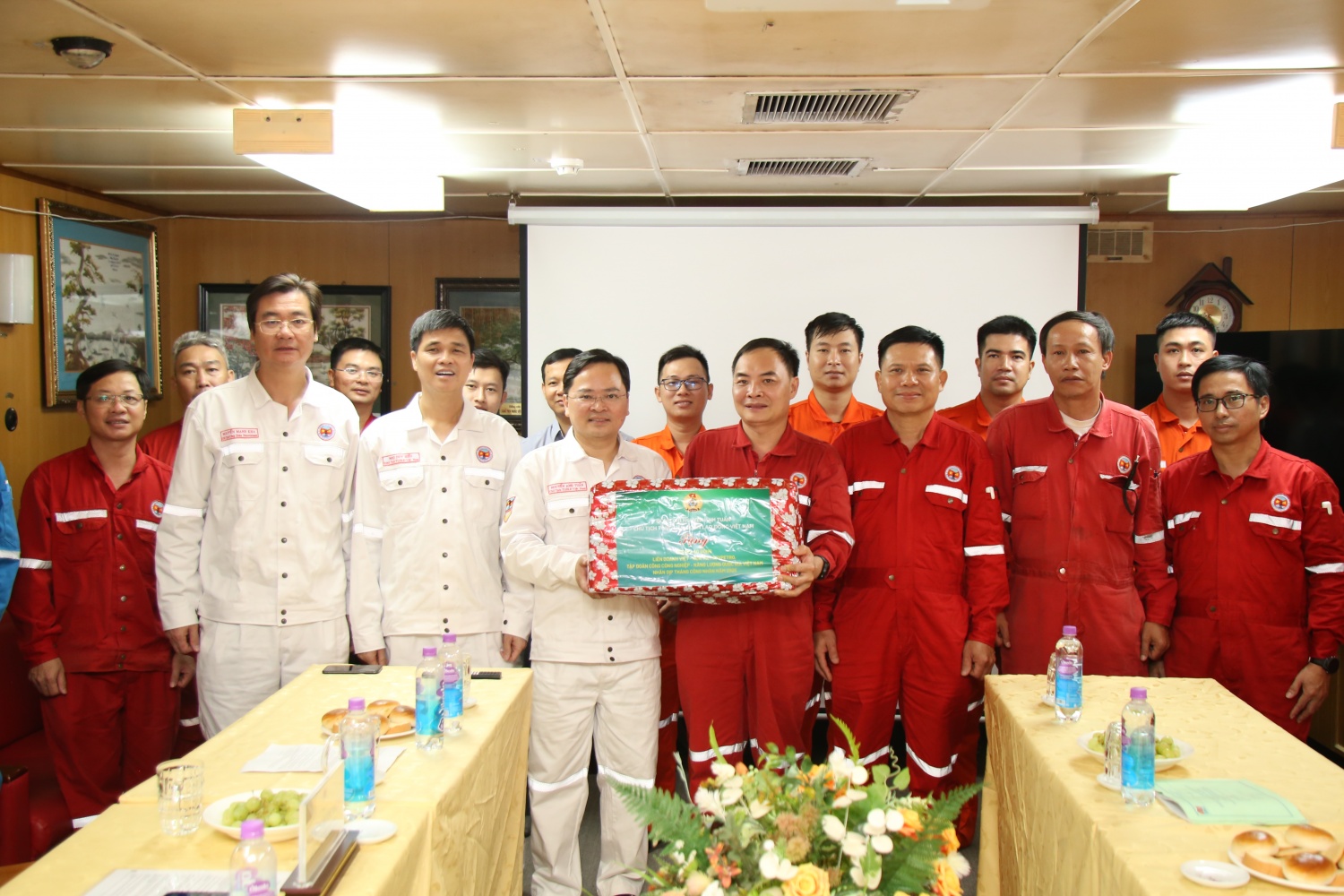 Đồng chí Nguyễn Anh Tuấn cùng đoàn công tác tặng quà động viên NLĐ trên giàn.