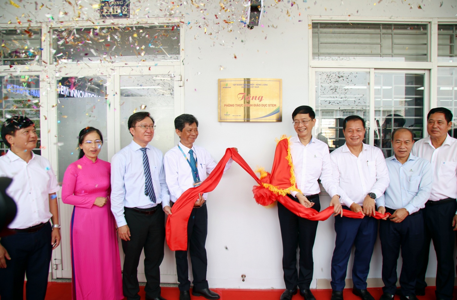 Ông Trần Quang Dũng - Phó Bí thư Thường trực Đảng ủy Petrovietnam cùng lãnh đạo Sở Giáo dục TP HCM, lãnh đạo PV Drilling, lãnh đạo trường THPT Gia Định khánh thành phòng thực hành giáo dục STEM.