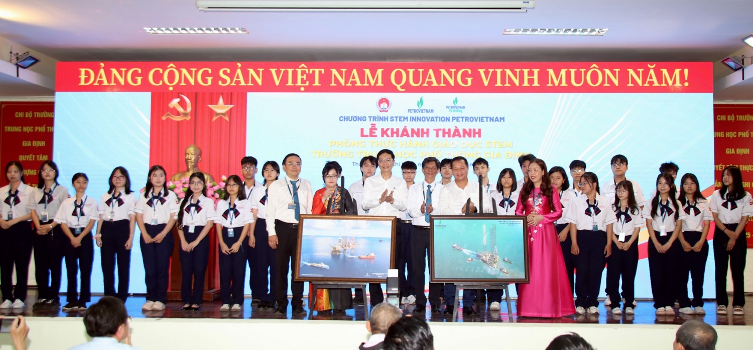 Ông Trần Quang Dũng, ông Mai Thế Toàn tặng quà chúc mừng lễ khánh thành