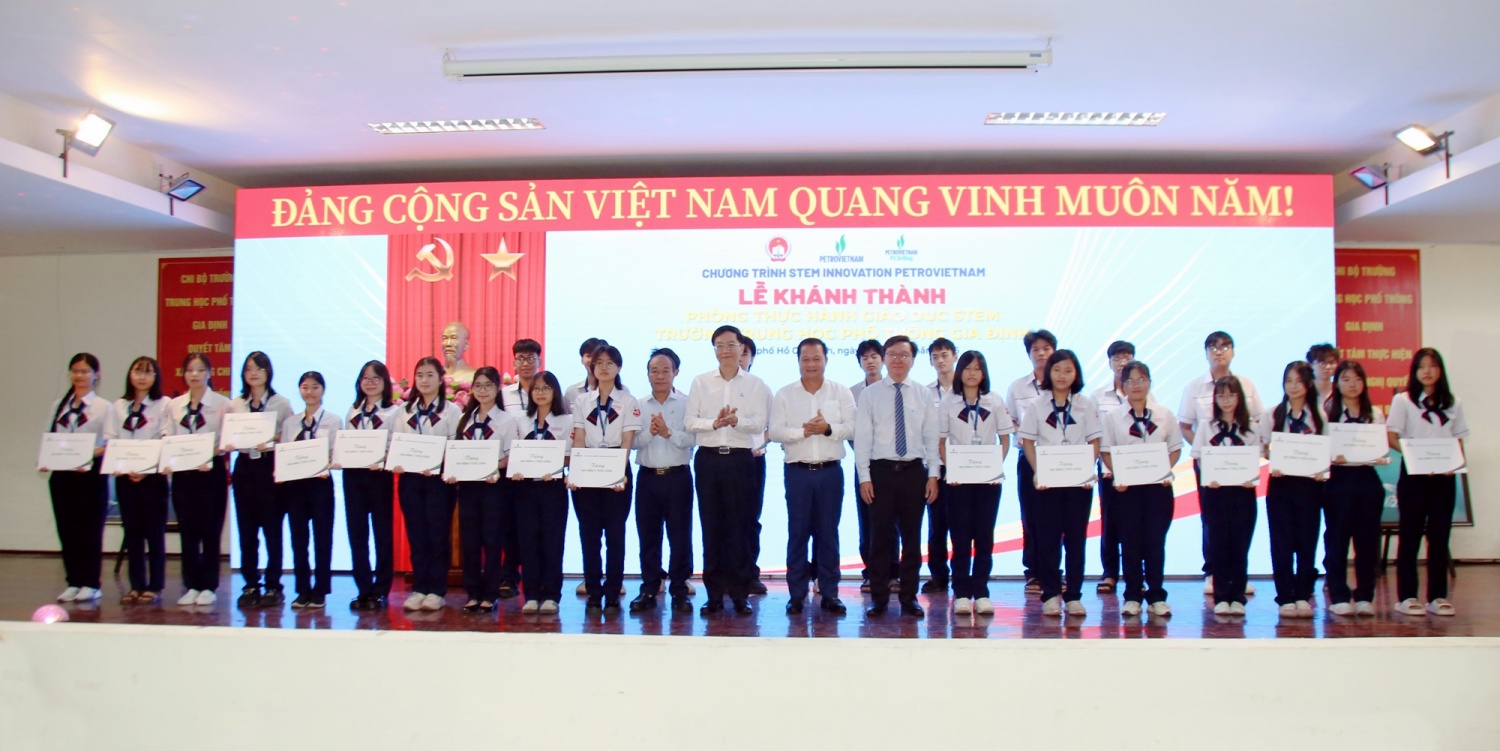 Ông Trần Quang Dũng cùng lãnh đạo Sở Giáo dục TP HCM, PV Drilling trao học bổng cho học sinh