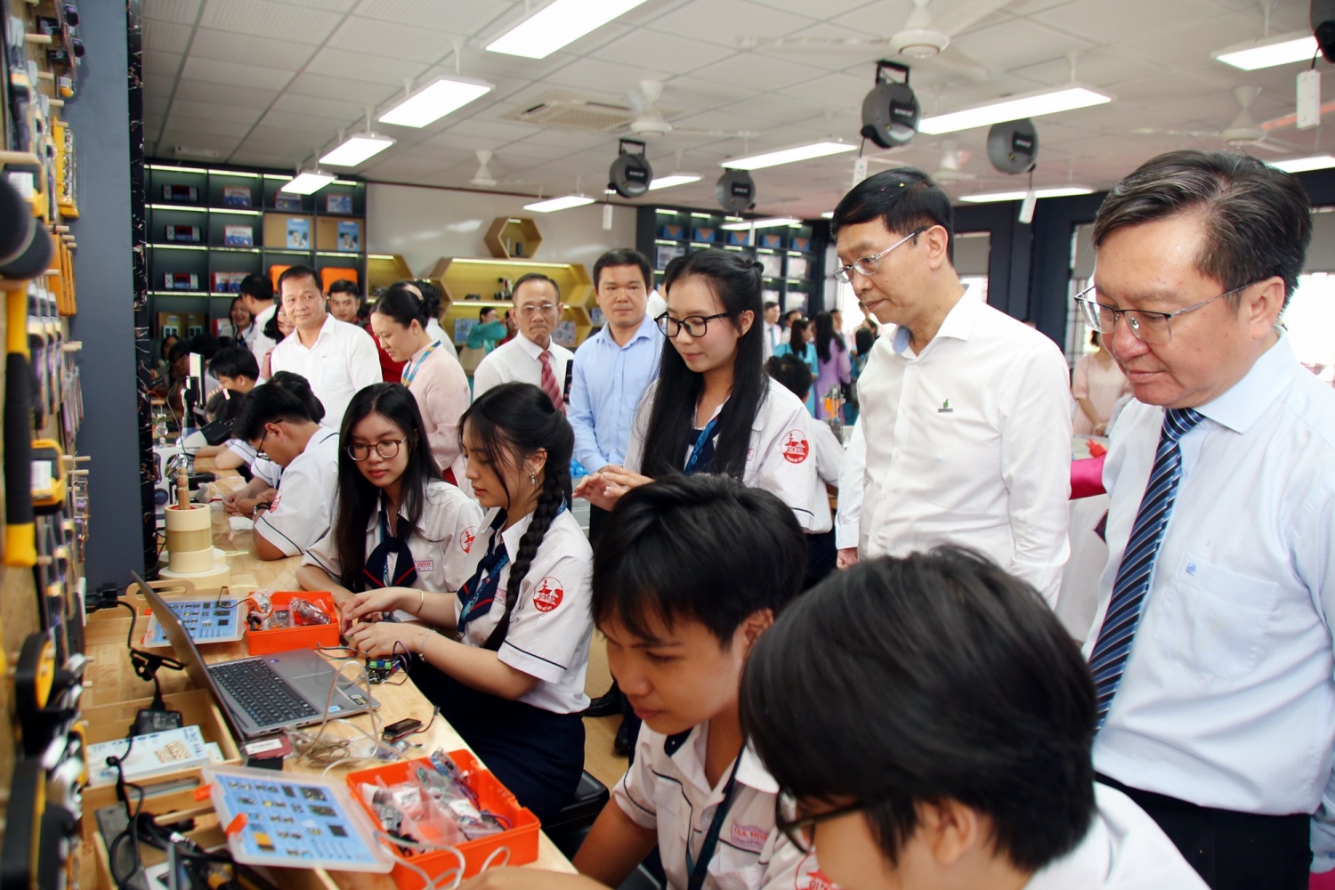 Các đại biểu tham quan phòng giáo dục thực hành STEM