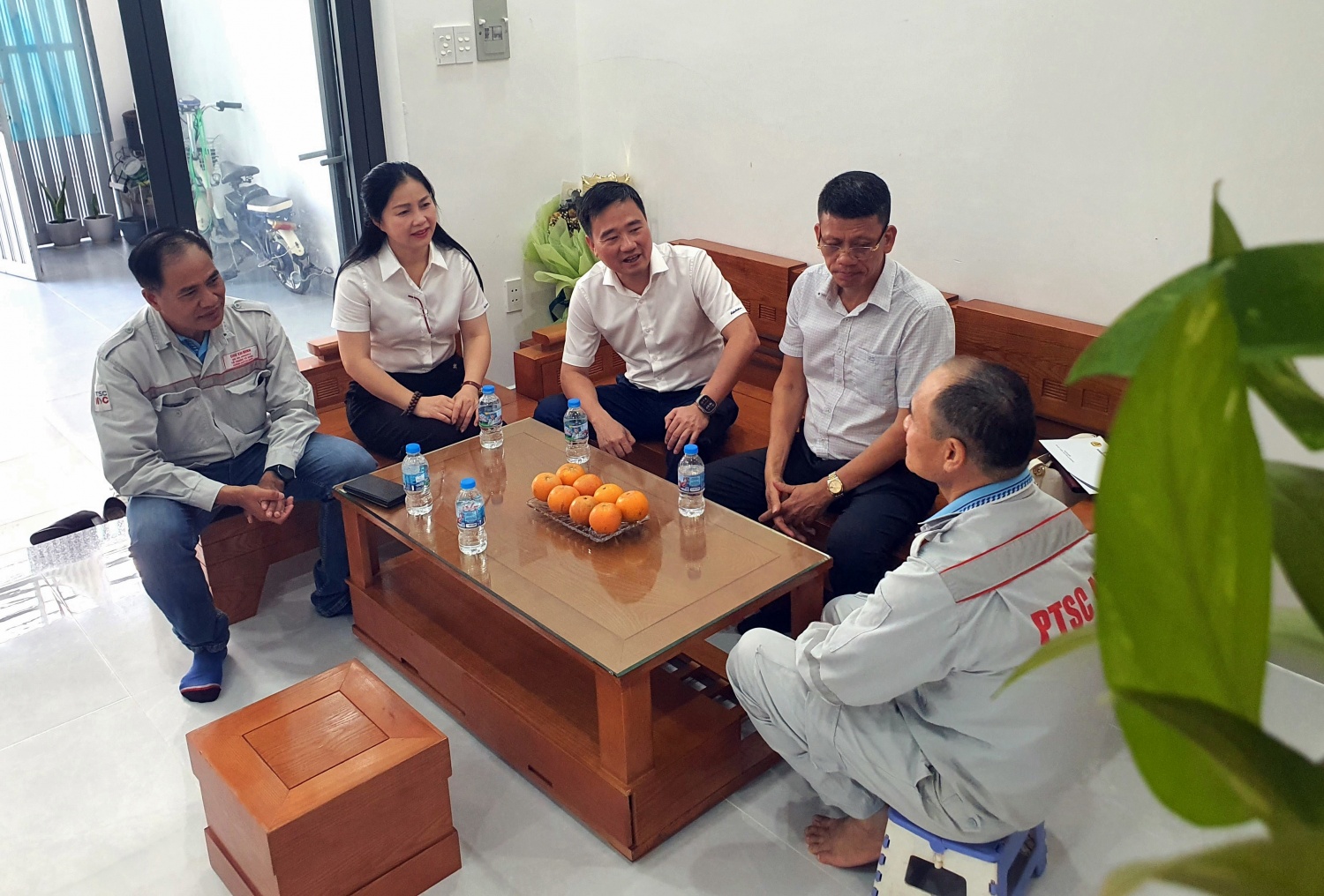 Đoàn công tác Công đoàn Petrovietnam đến thăm gia đình ông Đặng Quốc Dũng.