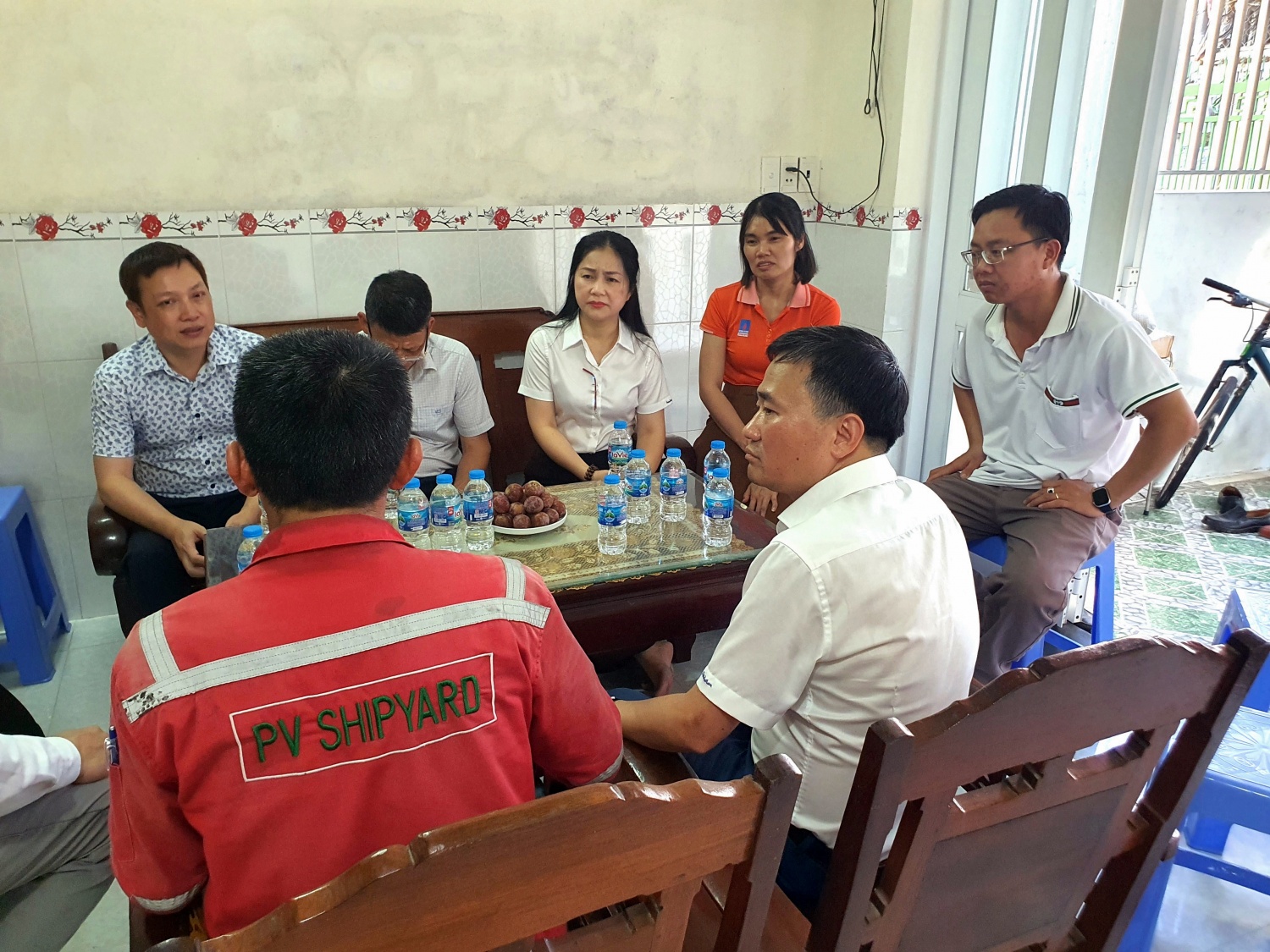 Đoàn công tác Công đoàn Petrovietnam đến thăm gia đình ông Lê Văn Quyền.