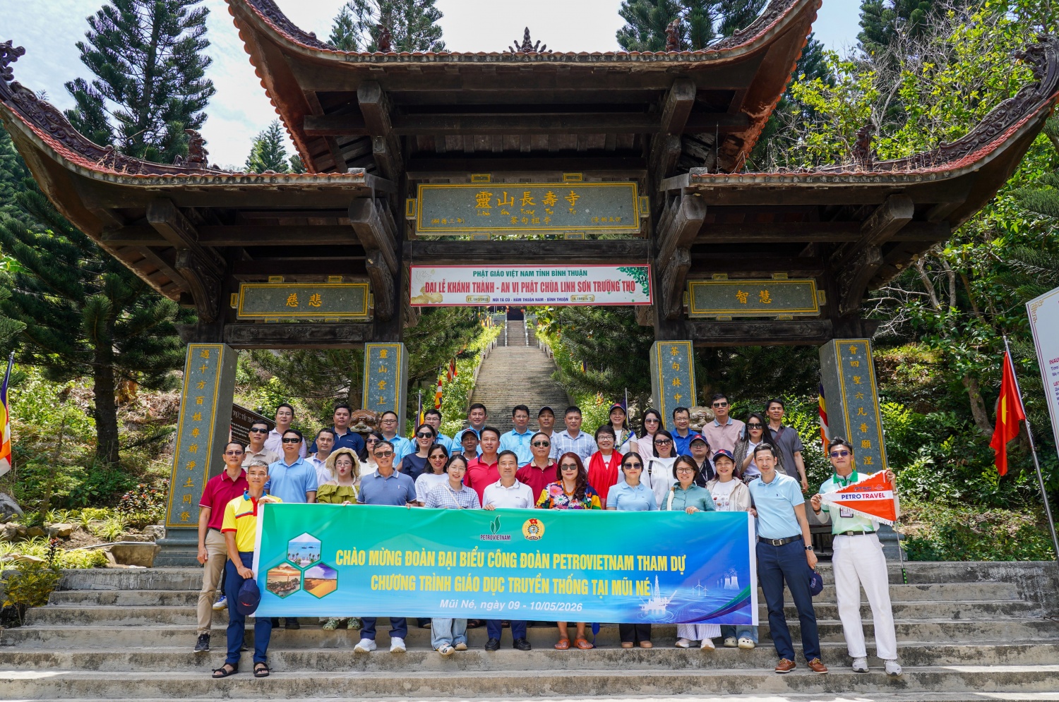 Đoàn đại biểu Công đoàn Petrovietnam tham quan Khu du lịch núi Tà Cú.