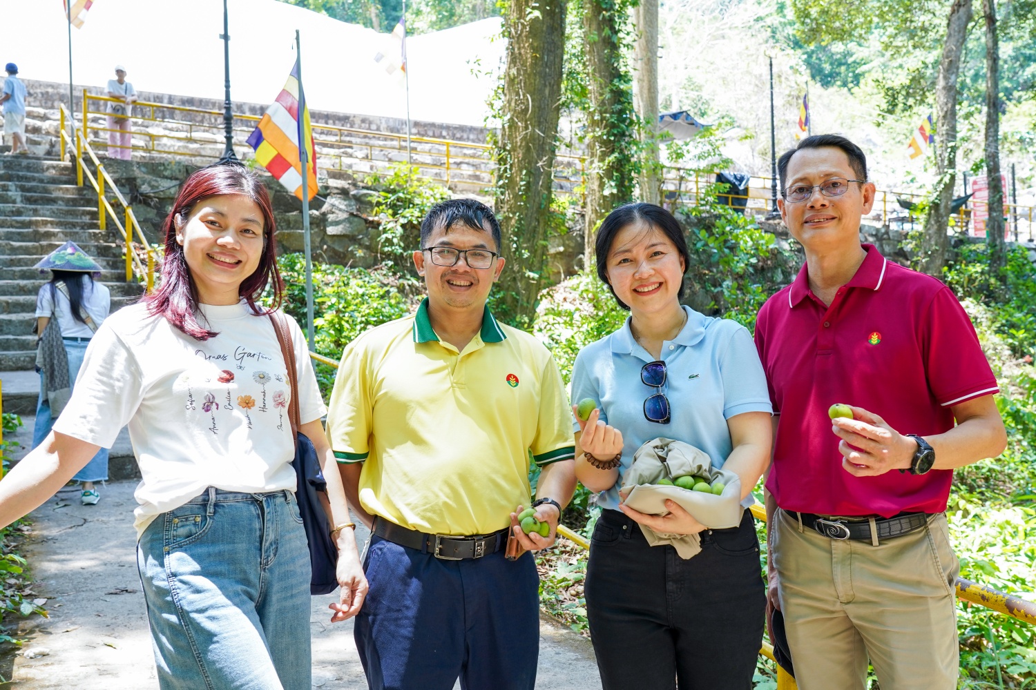 Người lao động Petrovietnam tham quan Núi Tà Cú.