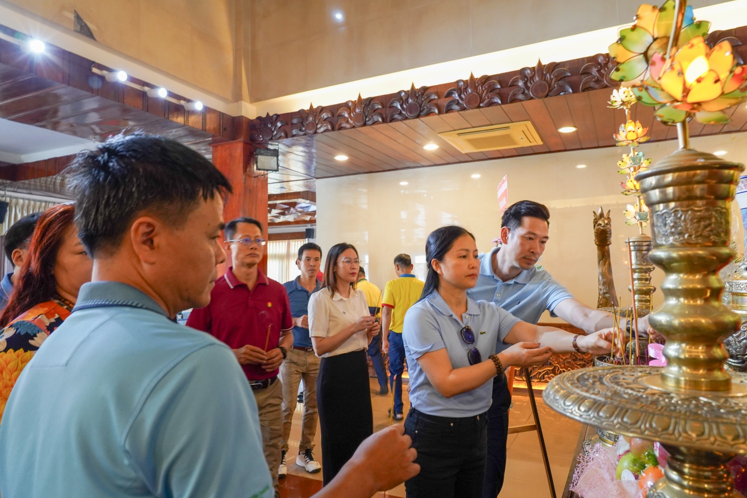 Đoàn đại biểu Petrovietnam dâng hương Chủ tịch Hồ Chí Minh.