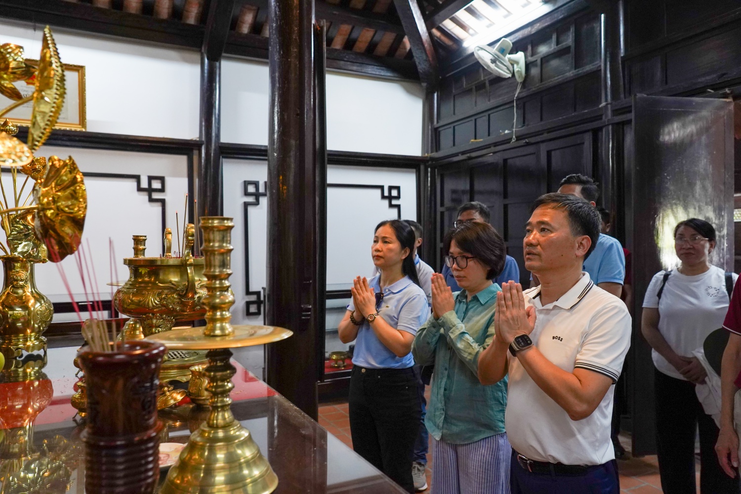 Các đại biểu thành kính tưởng niệm trong không gian linh thiêng tại khu nhà Ngư, Trường Dục Thanh.