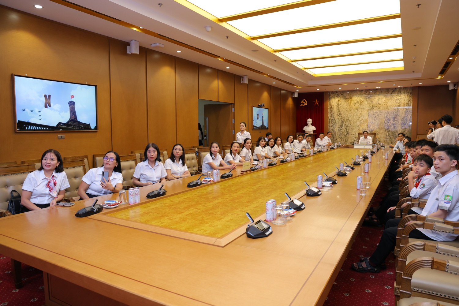 Thầy cô và các em học sinh trường THCS Thanh Lương được giới thiệu, tìm hiểu về quá trình xây dựng và phát triển của Petrovietnam.