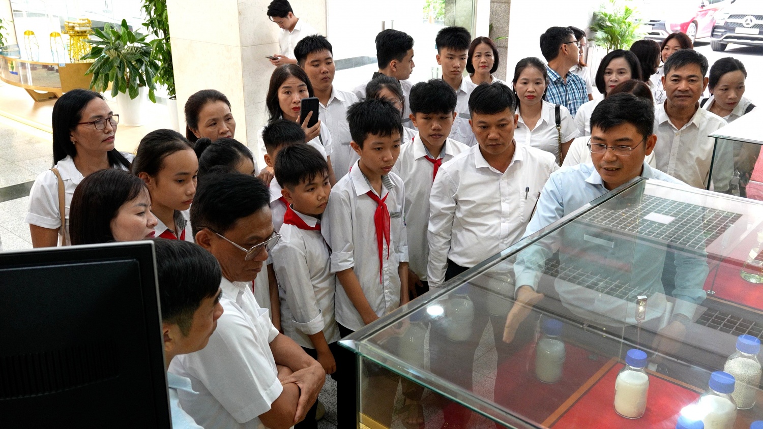 Thầy cô và các em học sinh trường THCS Thanh Lương đã tham quan khu trưng bày mô hình công trình, sản phẩm tiêu biểu do Petrovietnam nghiên cứu, xây dựng.
