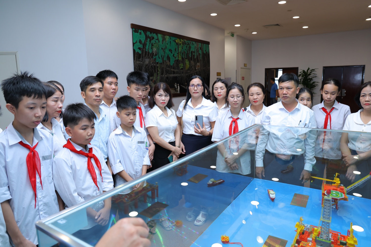 Thầy cô và các em học sinh trường THCS Thanh Lương đã tham quan khu trưng bày mô hình công trình, sản phẩm tiêu biểu do Petrovietnam nghiên cứu, xây dựng.