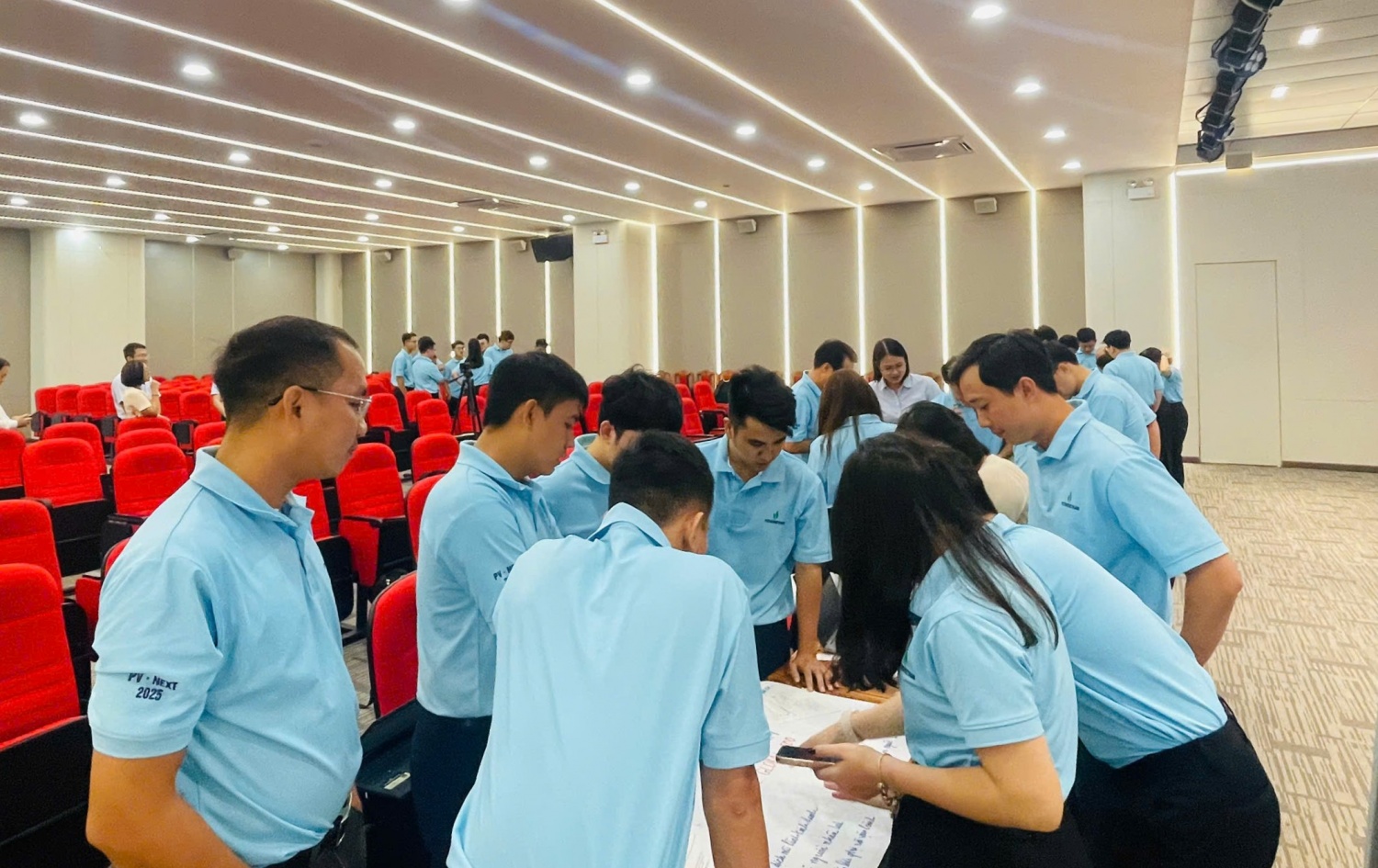 Với mô hình 10:20:70, các bạn học viên phải luôn chủ động tìm hiểu, thảo luận, áp dụng kiến thức thành giải pháp thực tế, thay vì chỉ tiếp nhận thông tin một chiều.
