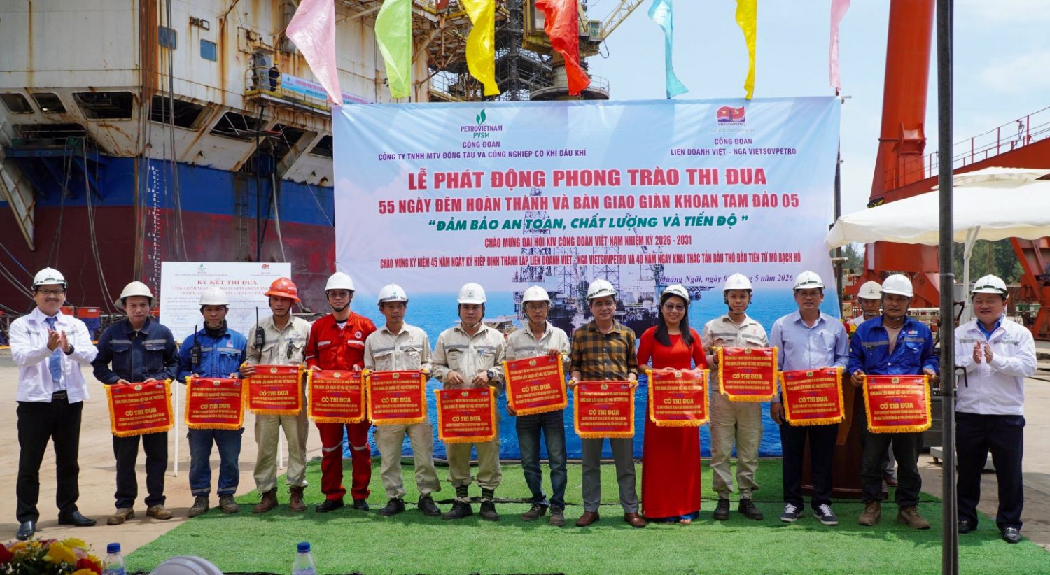 PVSM trao cờ thi đua cho các đơn vị.
