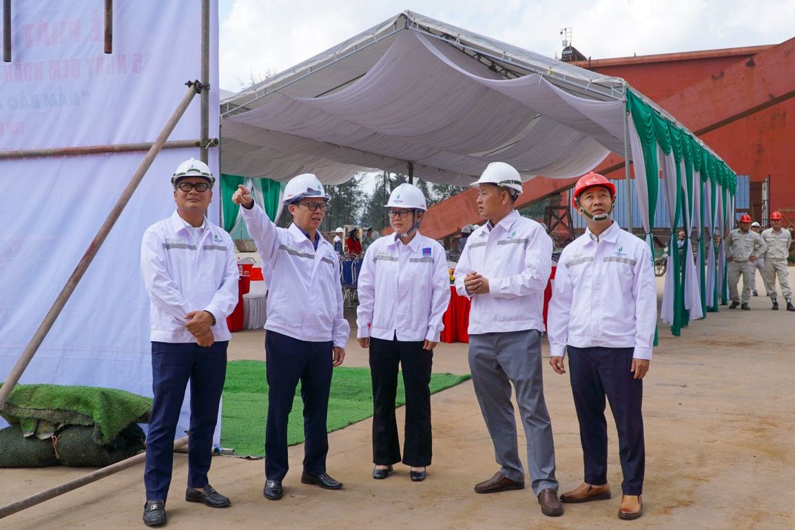 Ban lãnh đạo PVSM trao đổi về tình hình thực hiện dự án giàn khoan Tam Đảo 05.