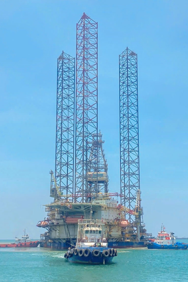 Giàn khoan Tam Đảo 05 được PVSM lai dắt vào dock sửa chữa của đơn vị.