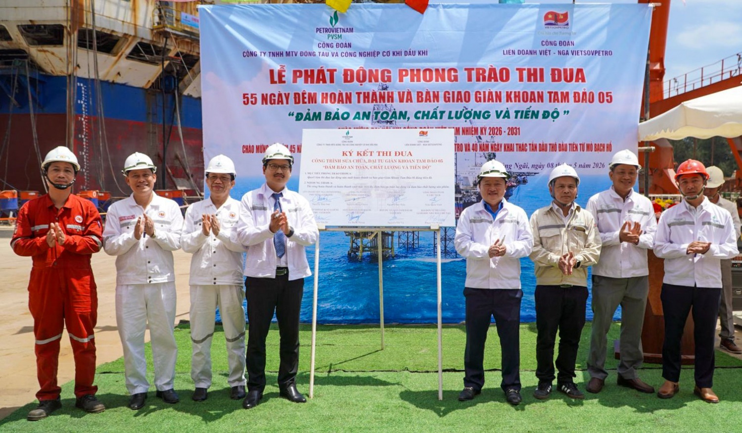 Đại diện PVSM, Vietsovpetro và các đơn vị liên quan ký kết giao ước thi đua phấn đấu hoàn thành bảo dưỡng giàn khoan Tam Đảo 05 