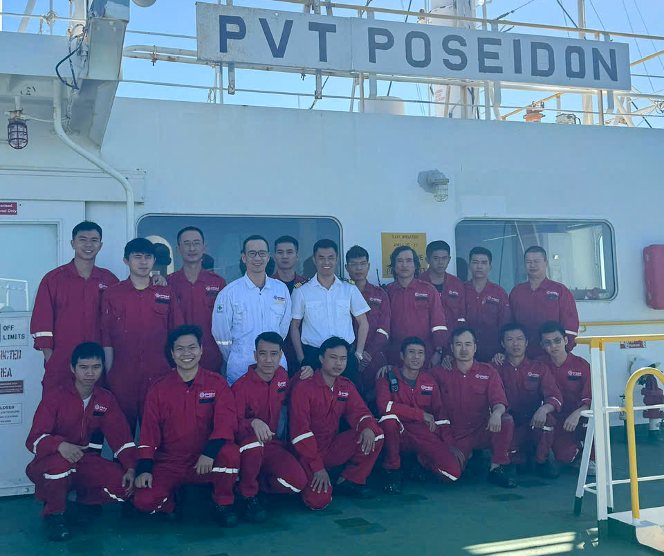 Thuyền trưởng Trần Ngọc Thường cùng thủy thủ đoàn trên con tàu PVT POSEIDON.