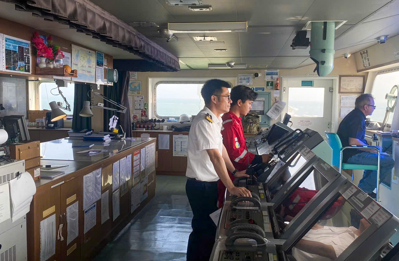 Không chỉ giữ tay lái giữa biển khơi, Thuyền trưởng Trần Ngọc Thường còn đưa AI lên tàu để thực hiện công tác chuyển đổi số, hỗ trợ thuyền viên thích ứng với các tiêu chuẩn hàng hải khắt khe.