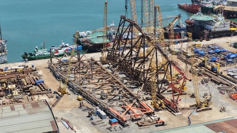 PVEP-NSC, Vietsovpetro, and the contractors successfully erected Panel Row 2 of the WHP-DHN offshore platform's foundation, ensuring absolute safety, quality, and adherence to the construction schedule.