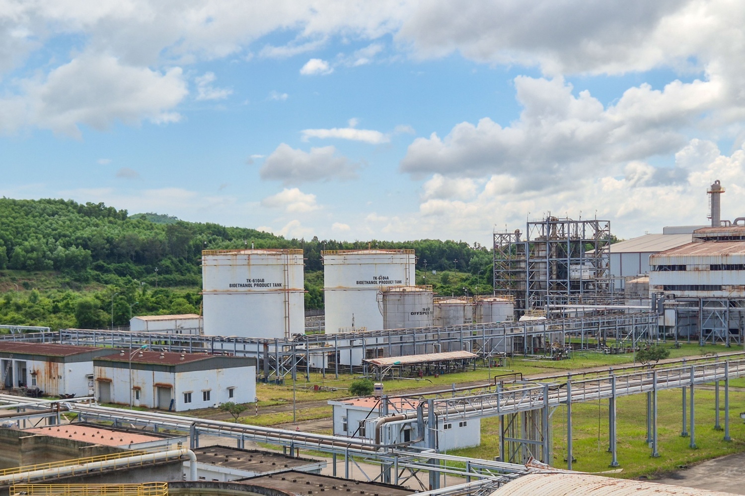 Nhà máy Nhiên liệu sinh học Dung Quất là nơi đang sản xuất và cung ứng nguồn ethanol cho BSR phối trộn, kiểm soát chất lượng xăng E10 để đưa ra thị trường