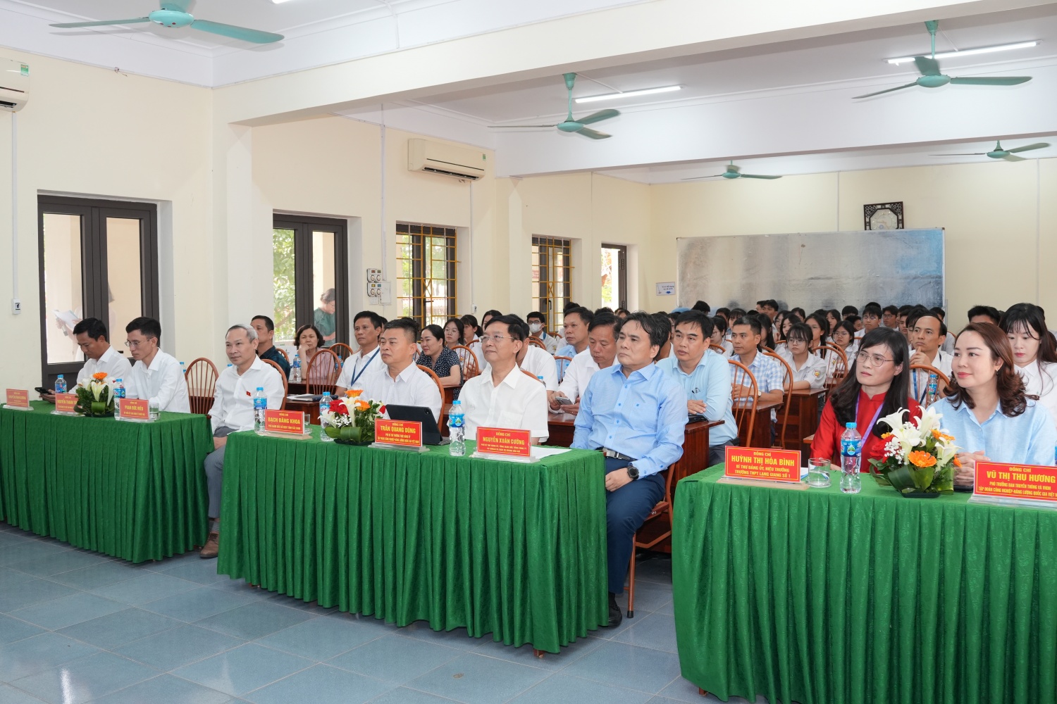 Các đại biểu tham dự Lễ khánh thành phòng thực hành giáo dục STEM tại Trường THPT Lạng Giang số 1 