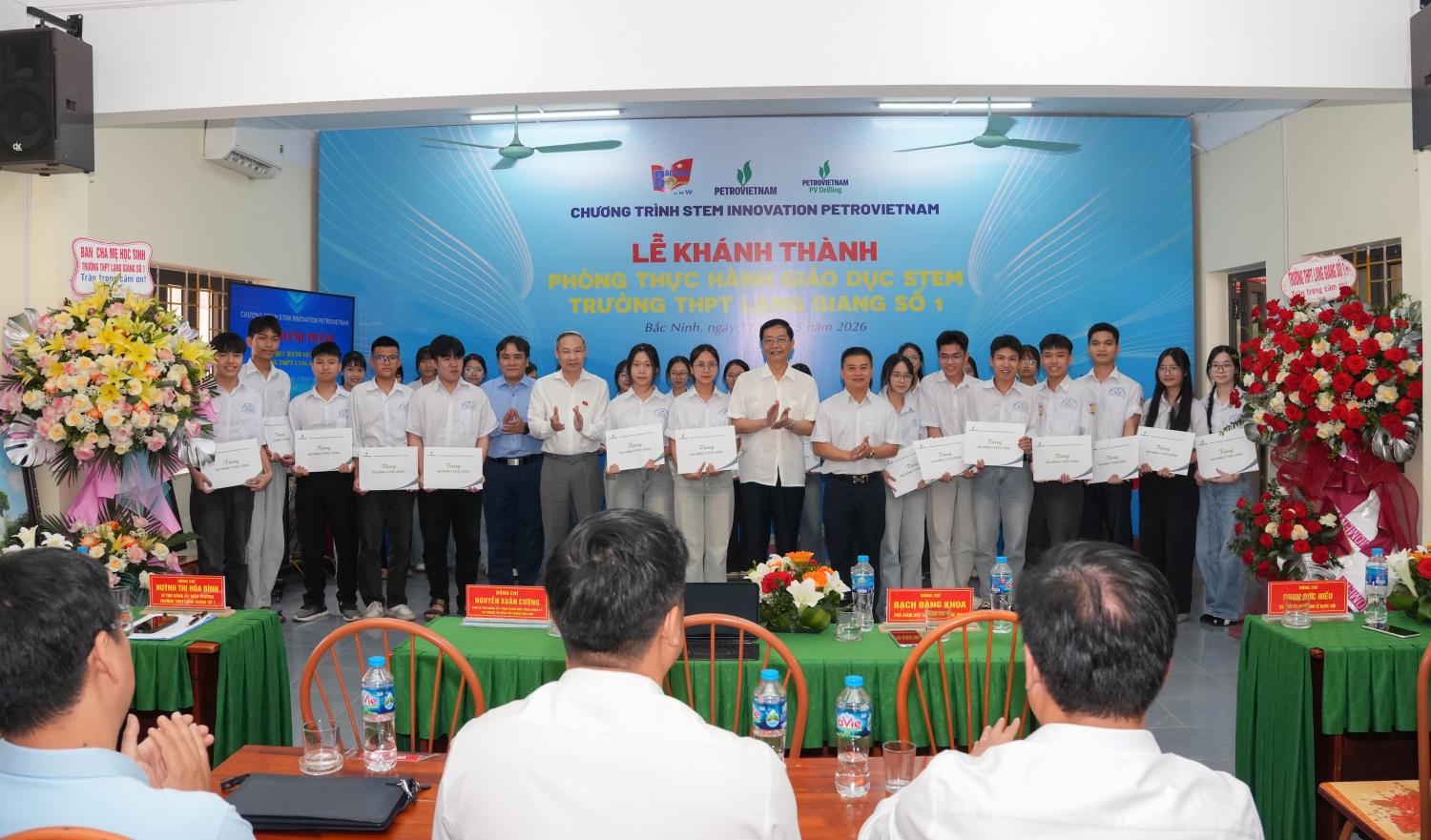 Đoàn công tác Petrovietnam trao tặng nhiều phần quà ý nghĩa cùng các suất học bổng dành cho học sinh nhà trường.