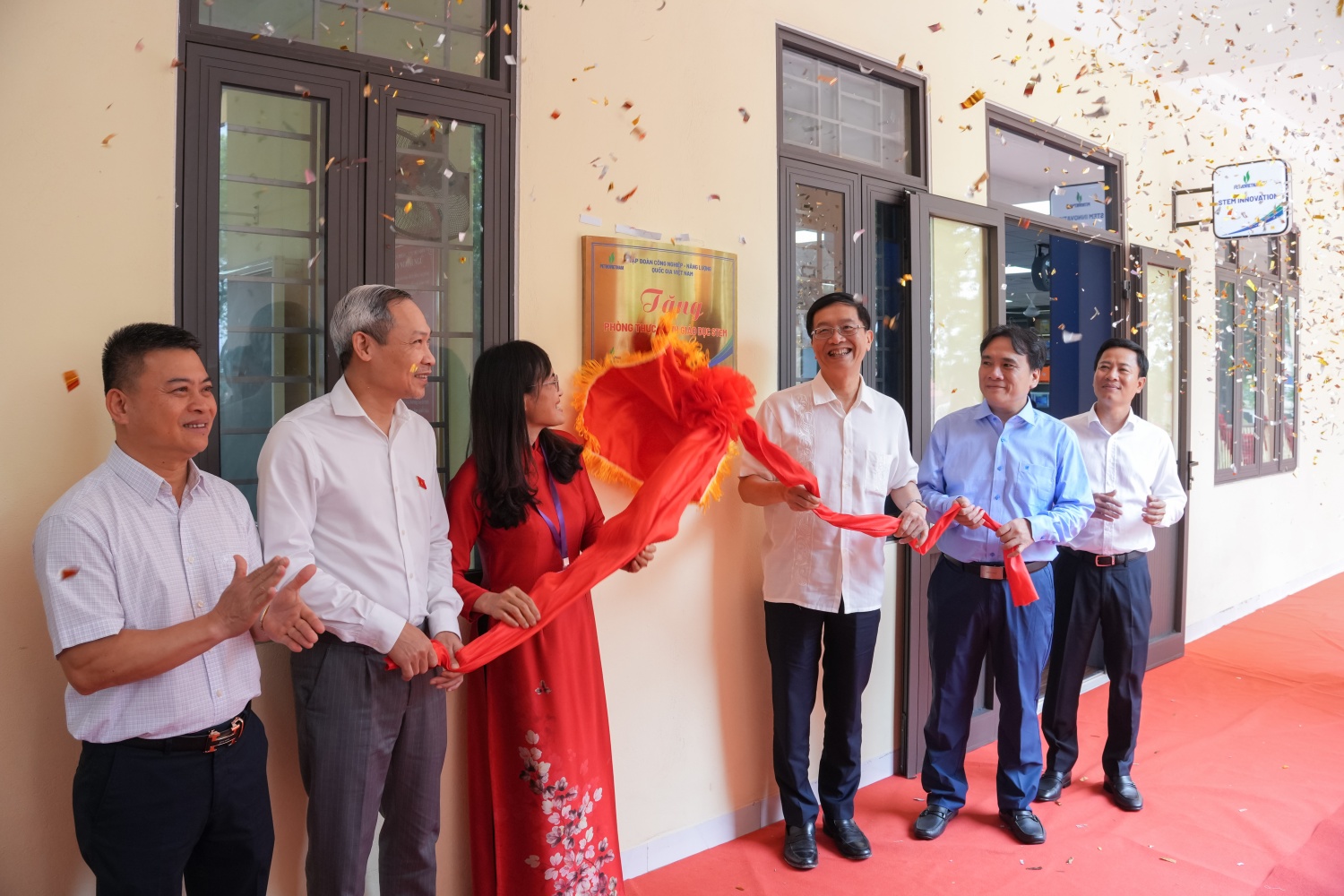 Đoàn công tác Petrovietnam cùng các đại biểu và thầy cô giáo thực hiện nghi thức khánh thành phòng thực hành giáo dục STEM.