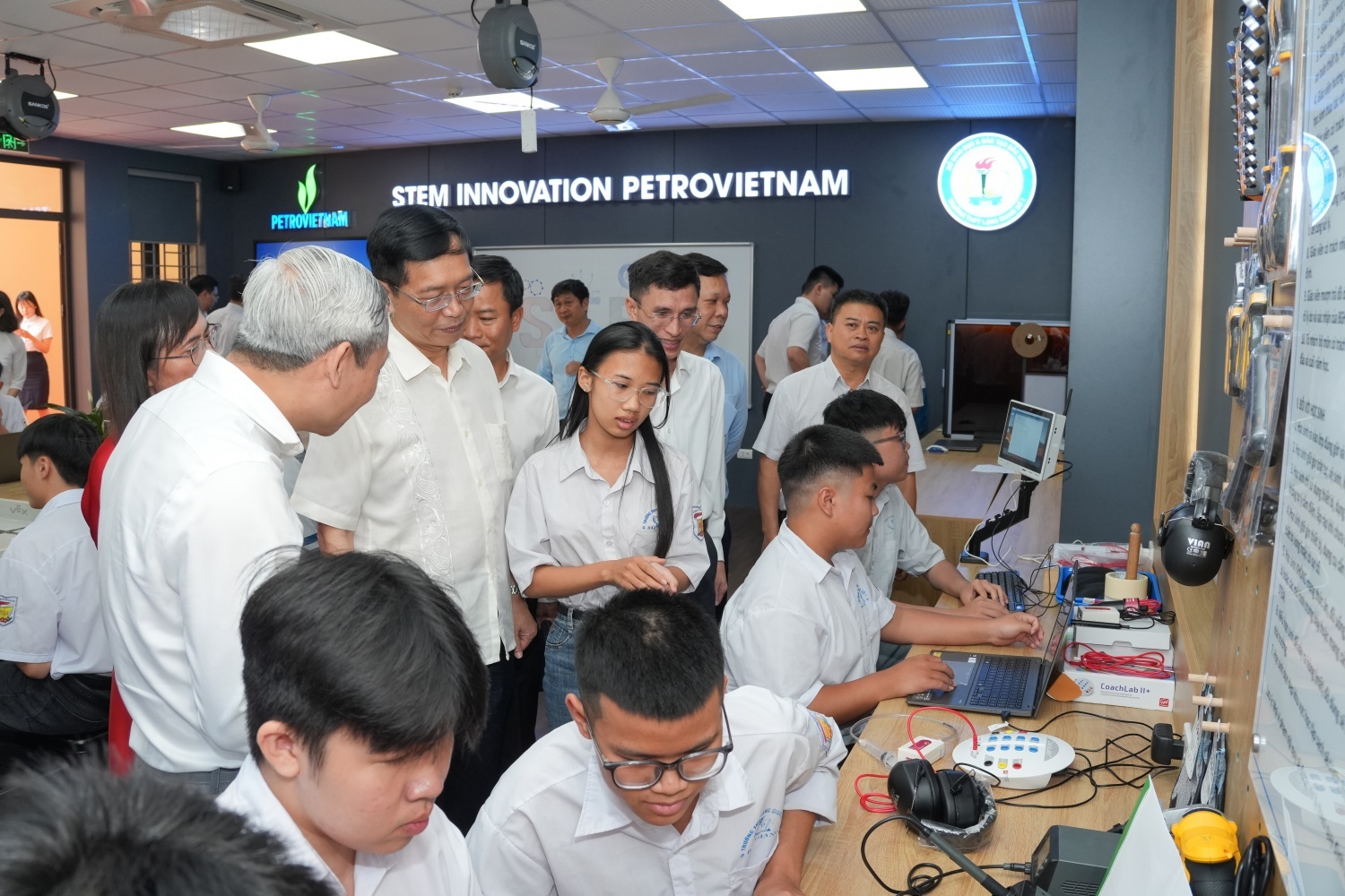 Các đại biểu tham quan không gian học tập và lắng nghe các em học sinh chia sẻ về những trải nghiệm khi trực tiếp sử dụng các thiết bị công nghệ, mô hình thực hành hiện đại tại phòng STEM.