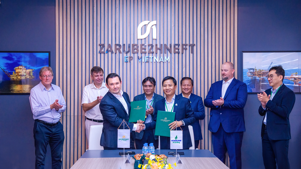 Alexander Mikhaylov, general director of Zarubezhneft EP Vietnam B.V. and Nguyen Dinh Duong, vice president of PV Drilling