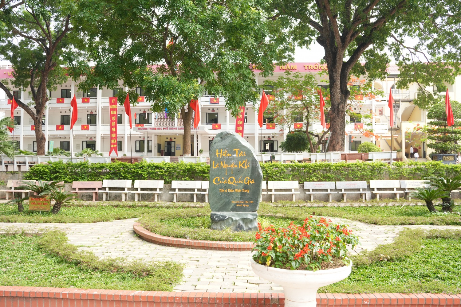 Khuôn viên Trường THPT Lạng Giang số 1.