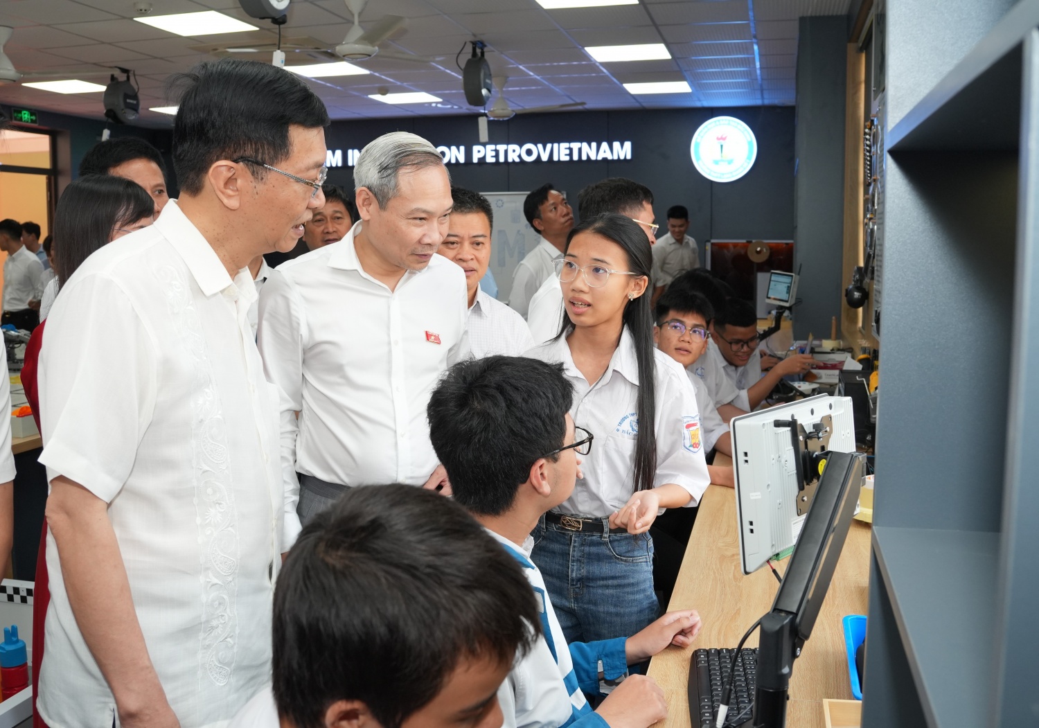 Em Phạm Thanh Trúc (Lớp 11A6) tự hào và hạnh phúc khi được giới thiệu phòng thực hành giáo dục STEM cho các đại biểu.