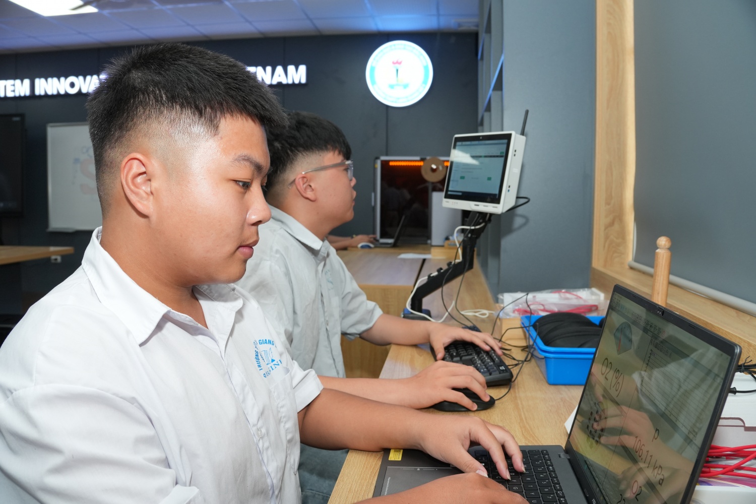 Em Nguyễn Đức Hoàng Anh (Lớp 10A1) cảm thấy việc học trở nên trực quan và thú vị hơn rất nhiều khi có phòng STEM.
