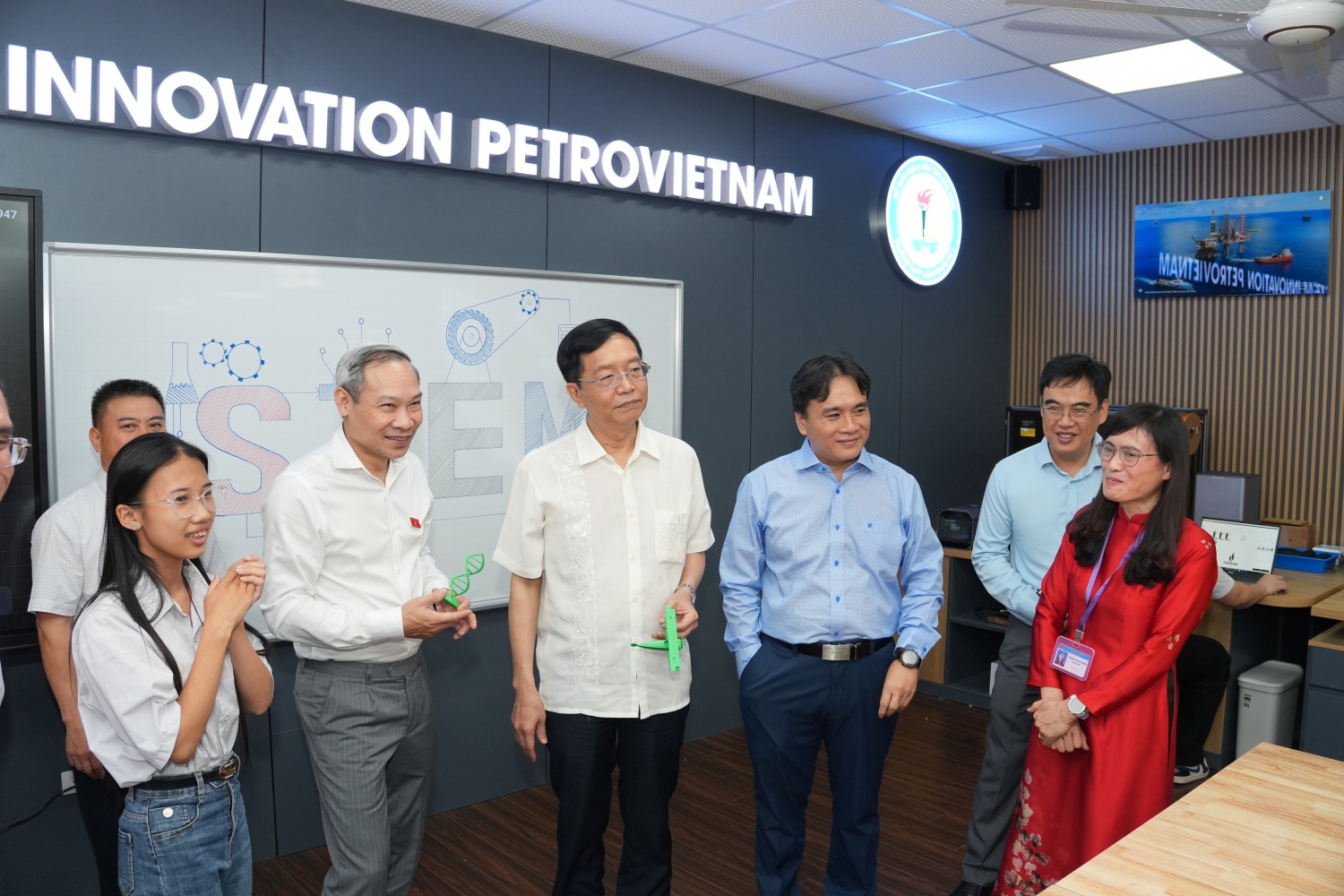 Cô Huỳnh Thị Hòa Bình - Hiệu trưởng Trường THPT Lạng Giang số 1 không giấu được sự xúc động và hạnh phúc trong ngày tiếp nhận phòng STEM.