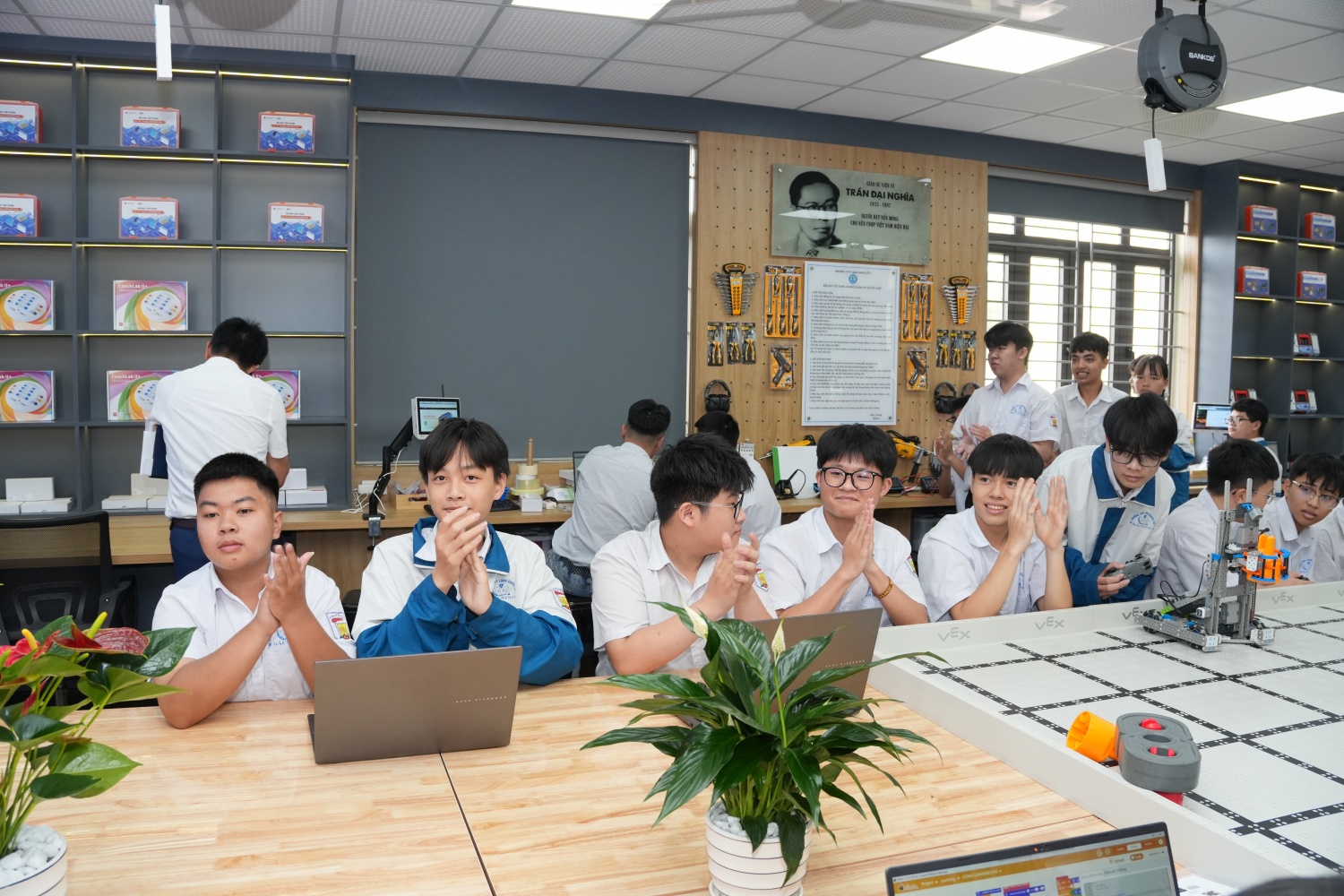 Sự hạnh phúc và vui mừng của các em học sinh tại phòng thực hành giáo dục STEM.