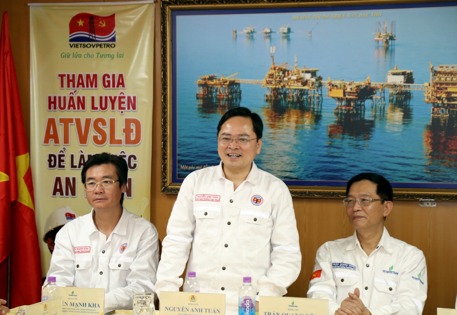 Đồng chí Nguyễn Anh Tuấn - Chủ tịch Tổng LĐLĐVN: Cuộc sống trên giàn có những nét rất riêng, rất đặc thù. So với nhiều môi trường lao động khác thì không hề dễ dàng, thậm chí không khác nhiều môi trường quân đội.