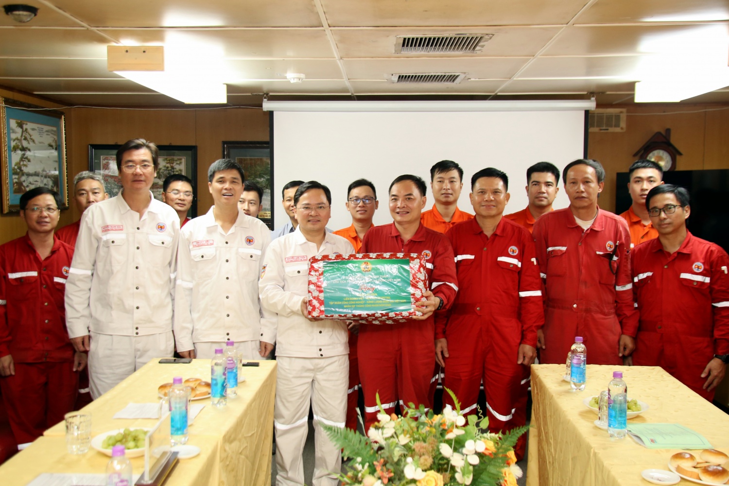 Đồng chí Nguyễn Anh Tuấn tặng quà CBCNV trên giàn.