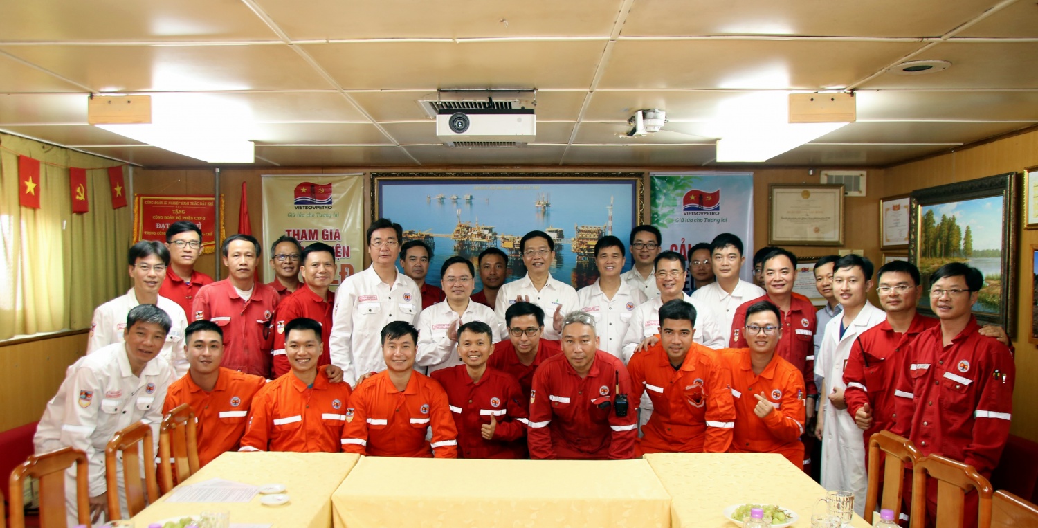 Đoàn công tác cùng người lao động làm việc trên giàn.